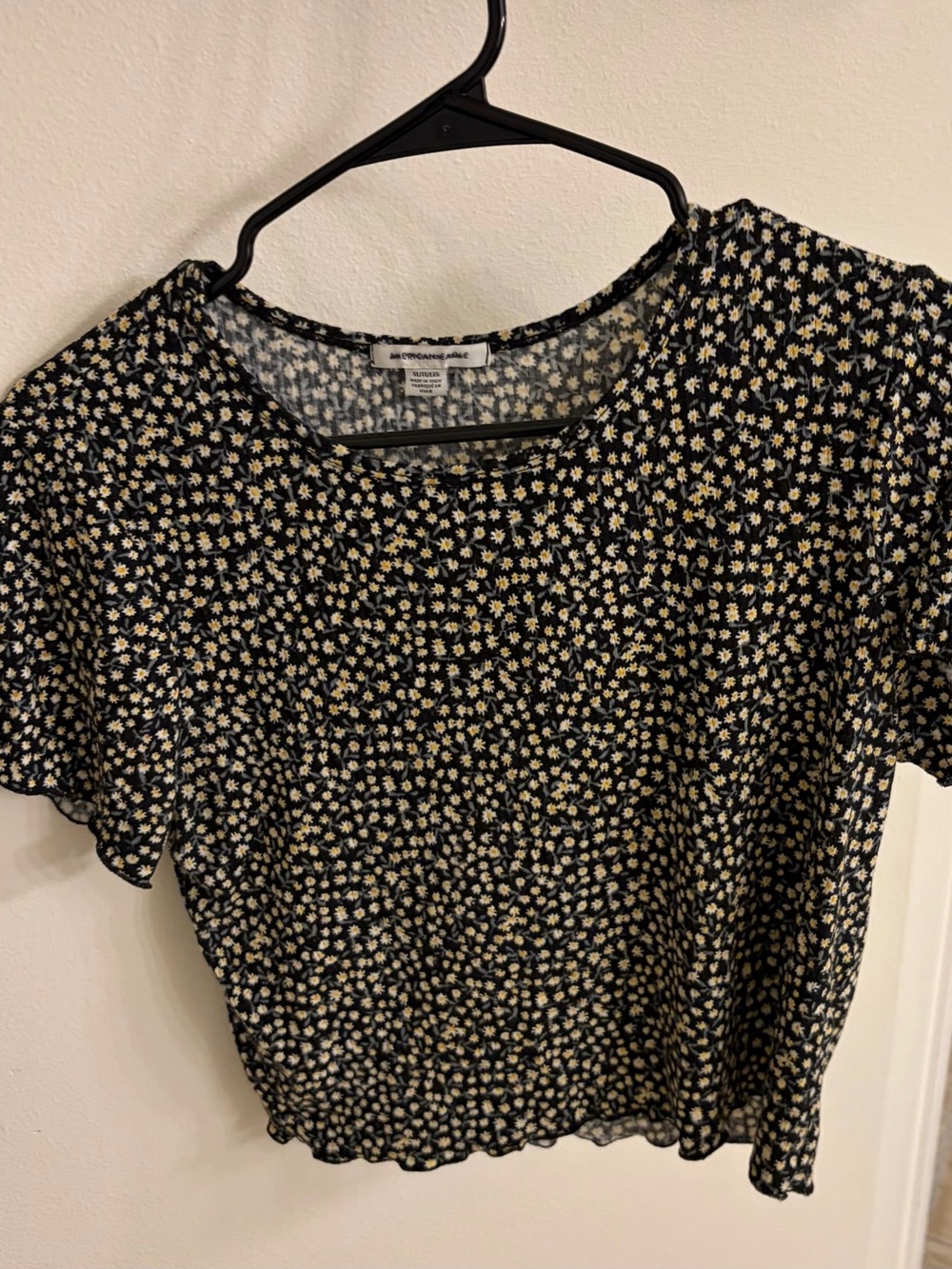 Crop top American Eagle Outfitters Black Short Sleeve Daisy Print Top